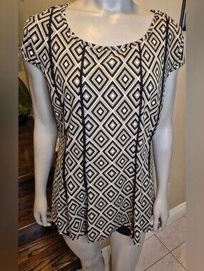 Women's Geometric Scoop Neck Top With Black Horizontal Piping